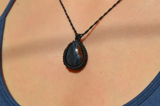 Collar de piedra engarzada con hilo