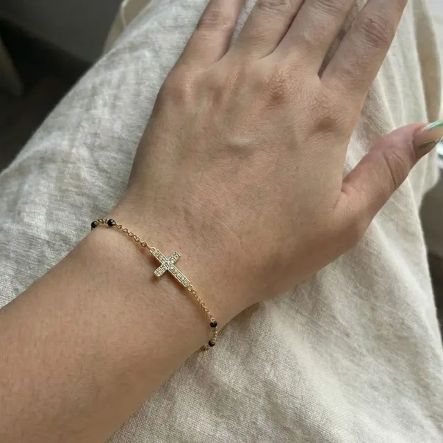 Pulsera Dorada con Piedras negras y dije de Acero Quirúrgico