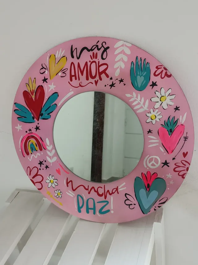 Espejo redondo rosa pintado a mano con corazones y flores