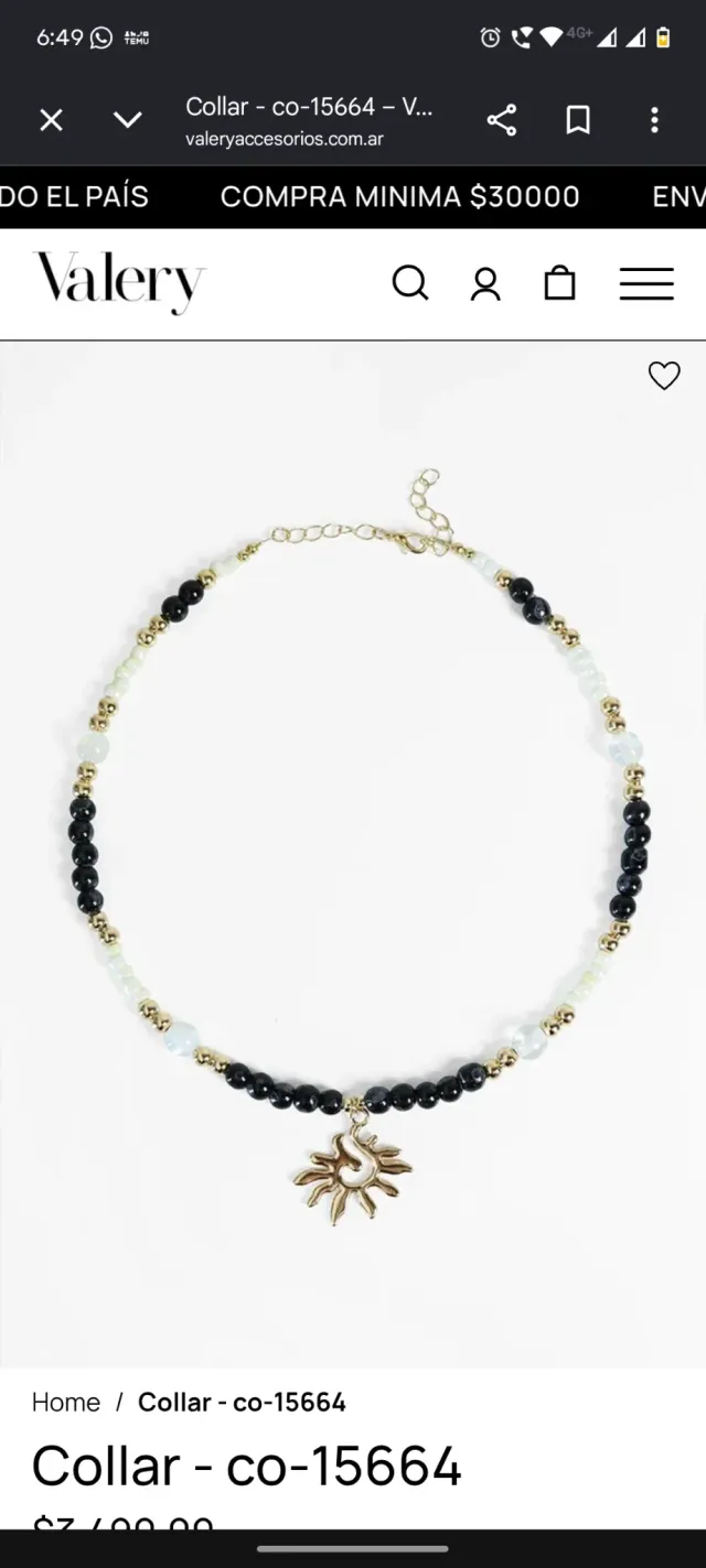Collar de cuentas negras y blancas con dije de sol dorado